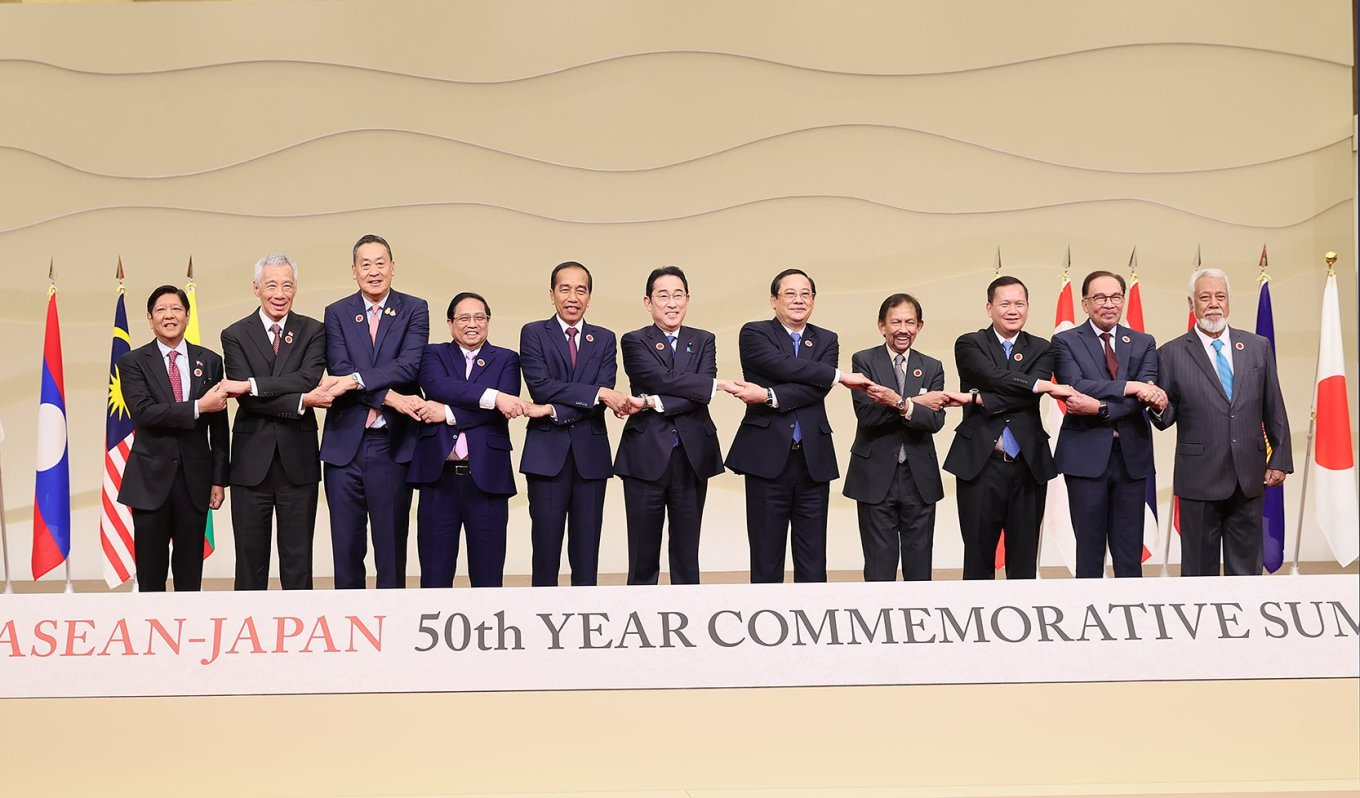 Các lãnh đạo ASEAN - Nhật Bản tại Hội nghị cấp cao kỷ niệm 50 năm quan hệ ASEAN - Nhật Bản, ngày 17/12. Ảnh: Nhật Bắc