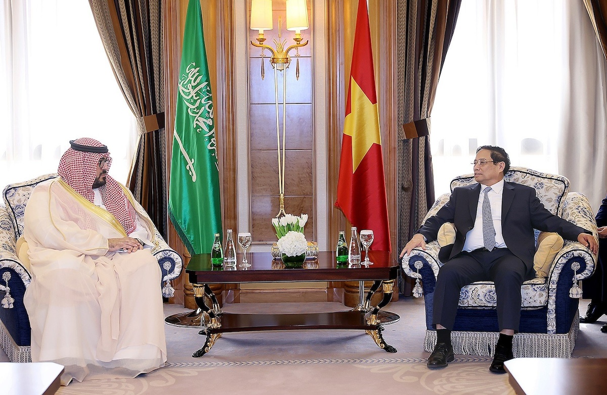 Thủ tướng Phạm Minh Chính tiếp Bộ trưởng Kinh tế và kế hoạch Faisal Al-Ibrahi, tại Riyadh, ngày 19/10. Ảnh: Dương Giang