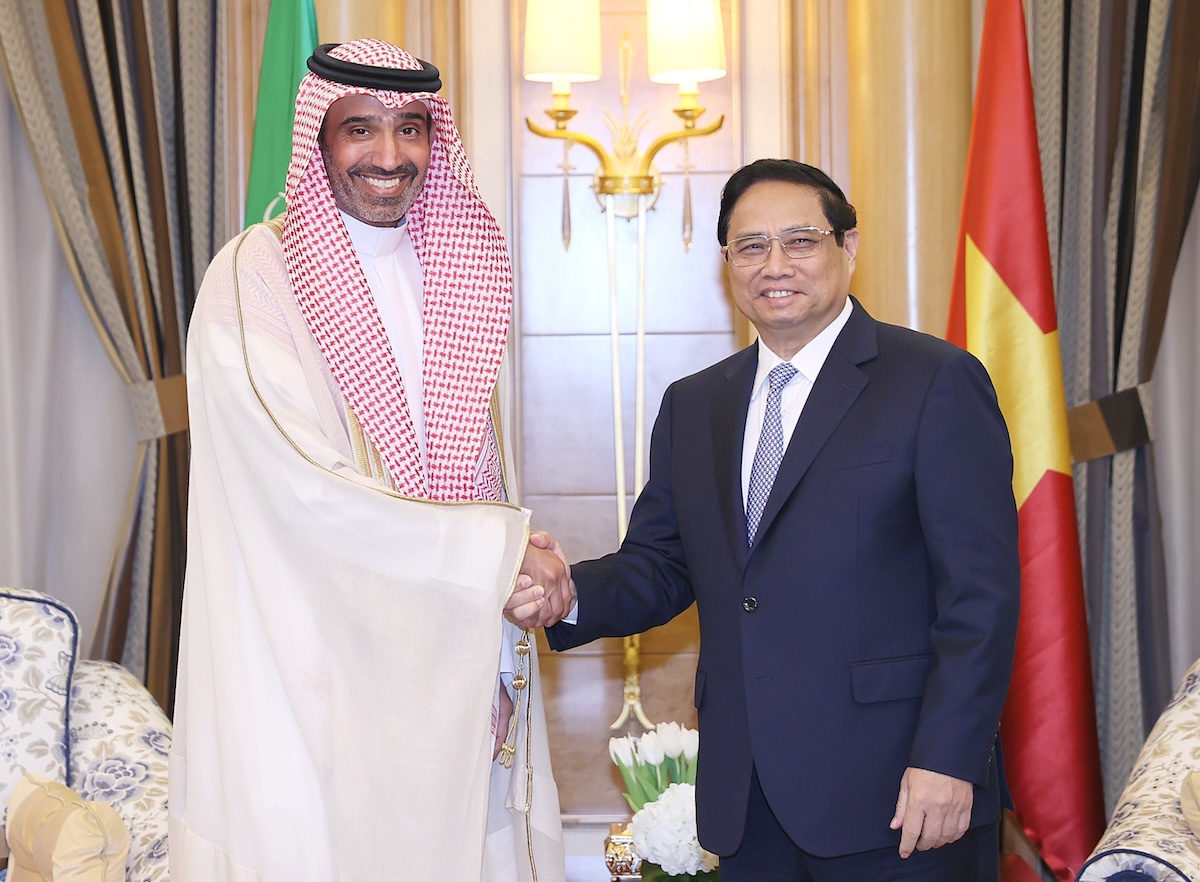 Thủ tướng Phạm Minh Chính tiếp Bộ trưởng Nguồn nhân lực và Phát triển xã hội Ahmed AlRajhi, tại Riyadh, ngày 19/10. Ảnh: Dương Giang
