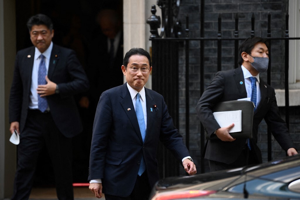 Thủ tướng Nhật Bản Fumio Kishida rời văn phòng Thủ tướng Boris Johnson tại London ngày 5/5, trong chuyến công du tại Anh tuần này. Ảnh: AFP.