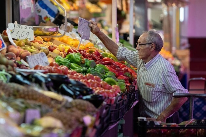 Một chợ thực phẩm tại Tây Ban Nha. Ảnh: Bloomberg