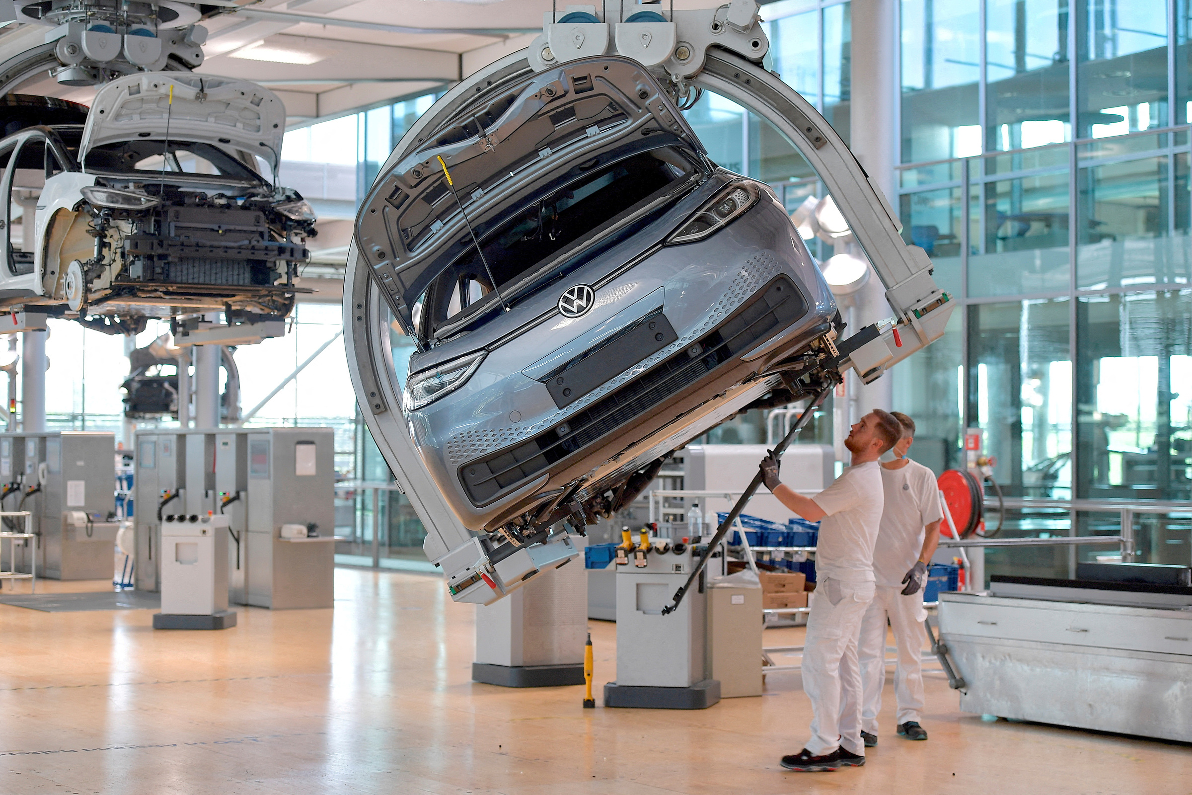 Kỹ thuật viên làm việc tạidây chuyền lắp ráp xe điện của Volkswagen ở Dresden, Đức. Ảnh: Reuters