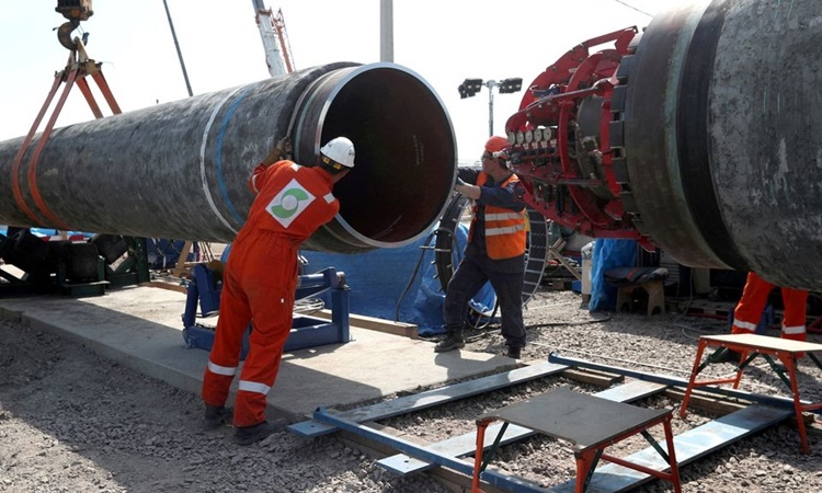 Công nhân tại công trường xây dựng đường ống dẫn khí đốt Nord Stream 2, gần thị trấn Kingisepp, vùng Leningrad, Nga, hồi tháng 6/2019. Ảnh: Reuters.