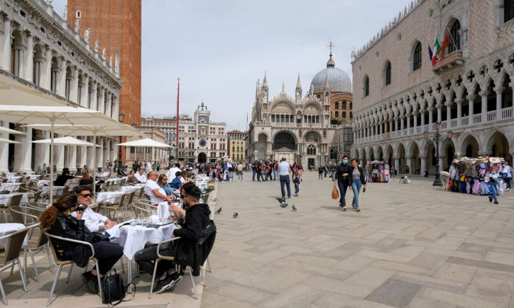 Người dân tại quảng trường St. Mark ở Venice, Italy, hồi tháng 5/2021. Ảnh: Reuters.