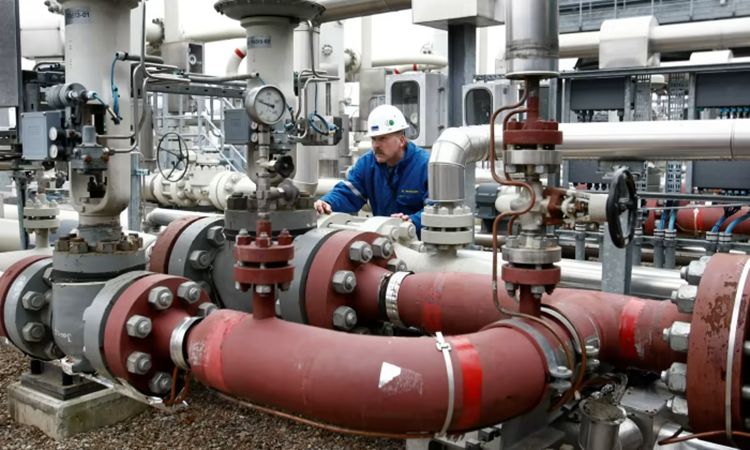 Một công nhân tại cơ sở lưu trữ khí đốt Rehden của Đức, hiện do tập đoàn Gazprom, Nga, điều hành. Ảnh: AP.