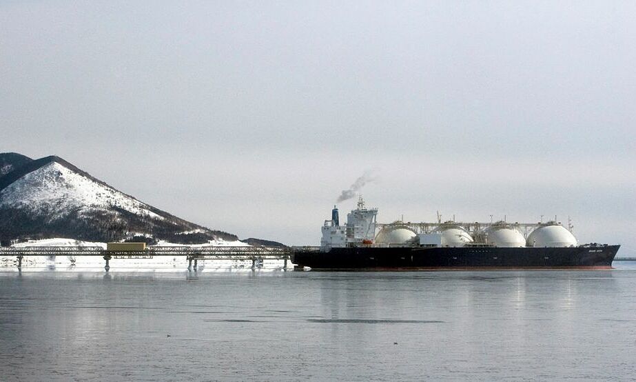 Tàu vận chuyển LNG của Nhật Bản neo đậu gần đảo Sakhalin tháng 2/2009. Ảnh: Reuters.