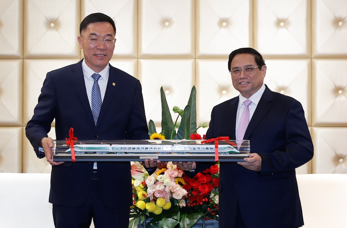 Thủ tướng Phạm Minh Chính tiếp ông Tôn Vinh Khôn, Phó chủ tịch Công ty TNHH Đầu máy và toa xe Đại Liên (CRRC), chiều 24/6. Ảnh: Nhật Bắc