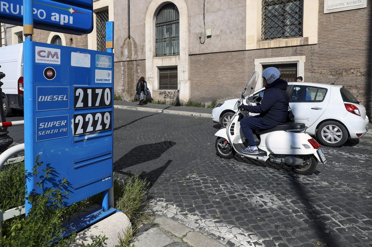 Một trạm xăng tại Rome (Italy). Ảnh: Bloomberg