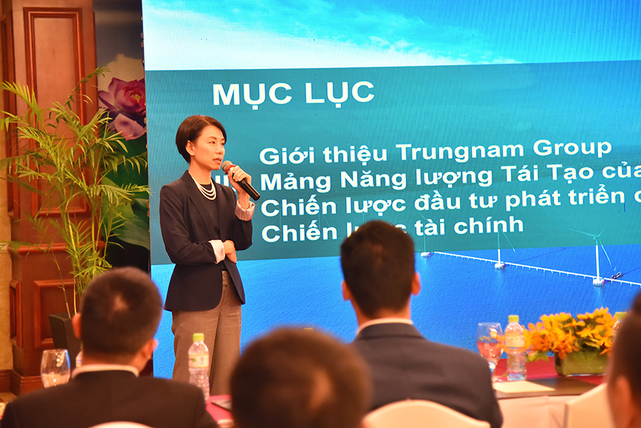 Bà Đỗ Tú Anh thuyết trình trong sự kiện. Ảnh: Trungnam Group