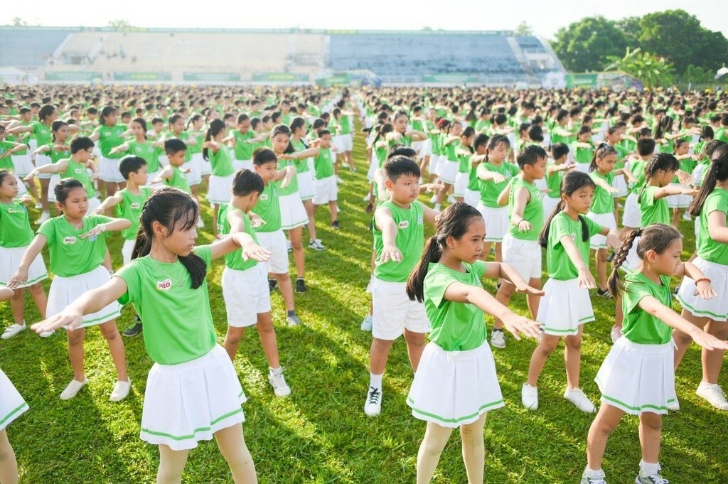 Nhiều trẻ đồng diễn bài tập thể thao giữa giờ.