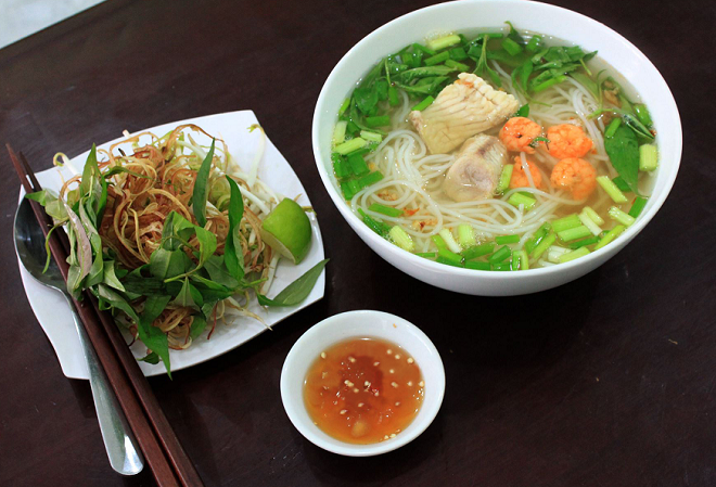 Với các nguyên liệu được chuẩn bị trước là bạn có thể chế biến tô bún dinh dưỡng cho con. Ảnh: Minh Thư.