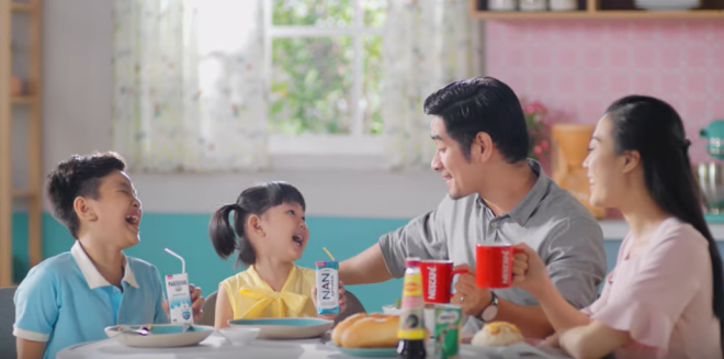 Phụ huynh cần hình thành thói quen ăn sáng và cho trẻ thực hành từ khi còn bé. Ảnh: Nestlé.