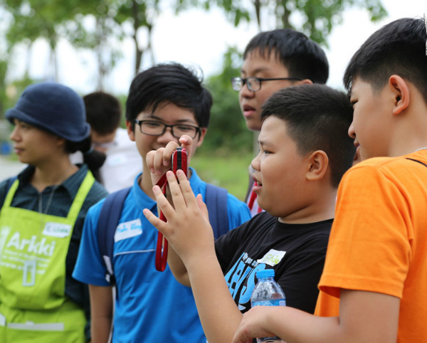 Các em được trải nghiệm thực tế ở khu vực Thủ Thiêm, TP HCM để quan sát và chụp ảnh phục vụ cho mô hình của mình. Ảnh: TT