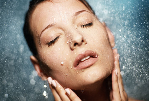Làn da đẹp tự nhiên khi được cấp đủ nước. Ảnh: WebMD