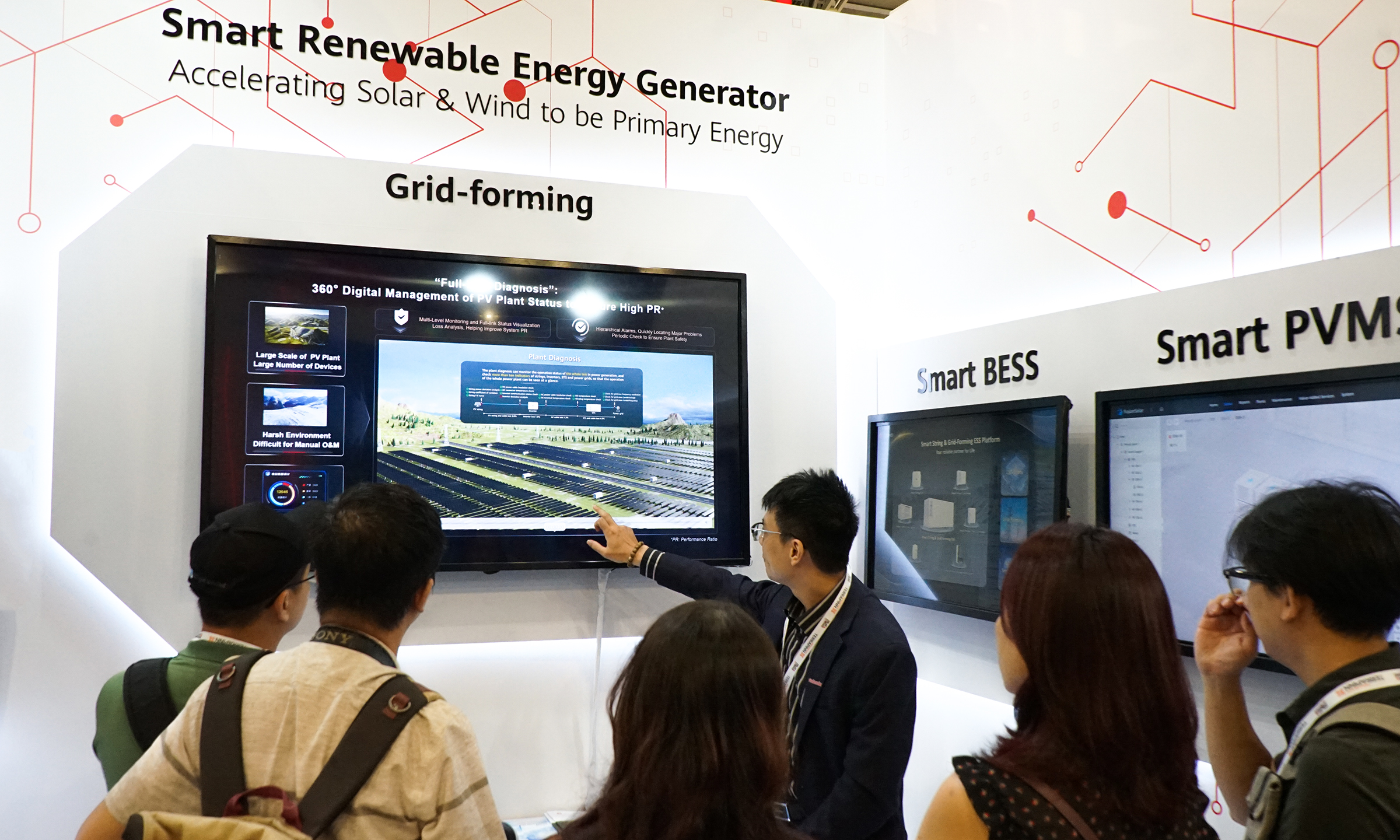 Chuyên gia Huawei đang giới thiệu về công nghệ Grid Forming. Ảnh: Bảo Lâm