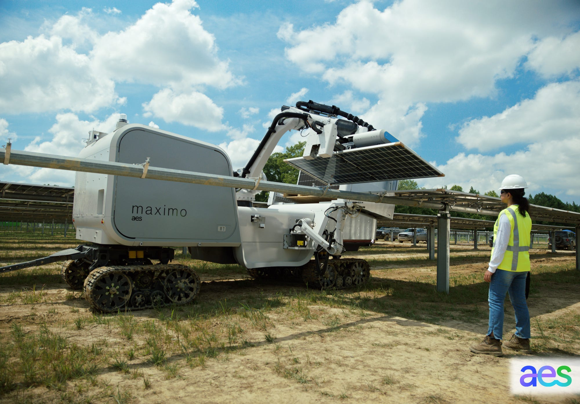 Robot Maximo đang nâng một tấm pin mặt trời. Ảnh: AES