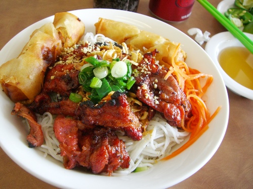 mot-to-bun-thit-nuong-chua-bao-nhieu-calo