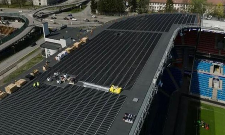 Hệ thống điện mặt trời áp mái trên sân vận động Ullevaal Stadion. Ảnh: Over Easy Solar