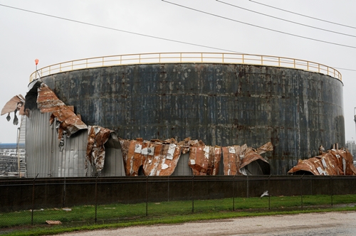 Một bể chứa dầu ở gần Seadrift, Texas, bị bão Harvey tàn phá. Ảnh: Reuters.