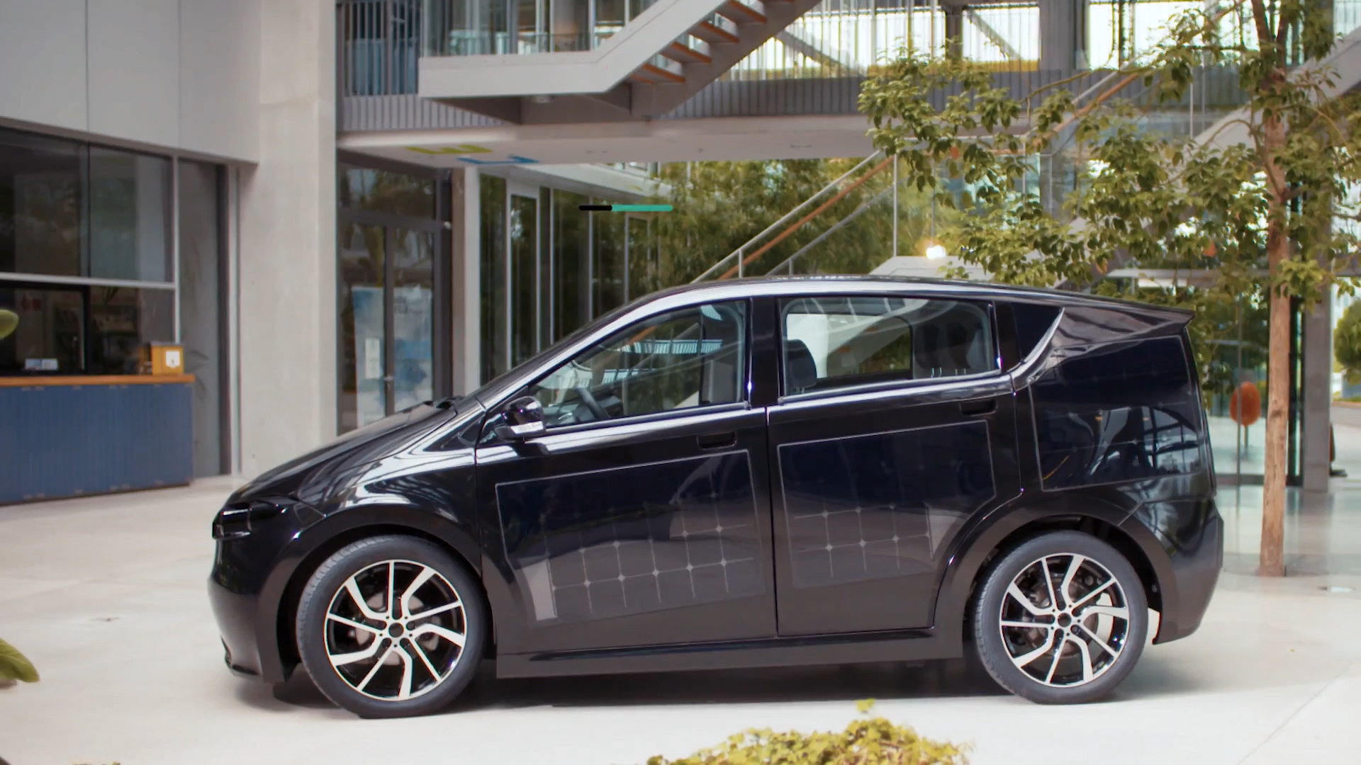 Ôtô điện tự sạc bằng năng lượng mặt trời