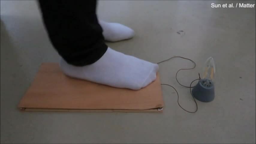 Sàn gỗ sản xuất điện khi người bước đi phía trên