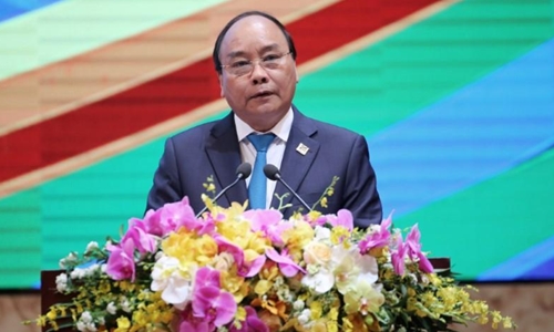 Thủ tướng Nguyễn Xuân Phúc tại một hội nghị về tiểu vùng sông Mekong ở Hà Nội hồi tháng ba. Ảnh: Reuters.