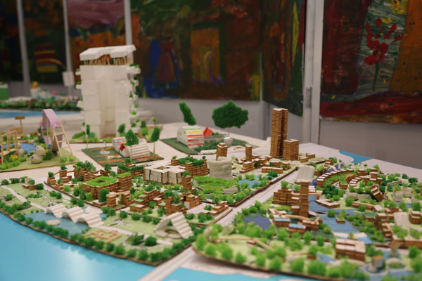 Mô hình đô thị thông minh vì sức khỏe cộng đồng do chính tay các em học sinh thiết kế và thực hiện. Ảnh: TT