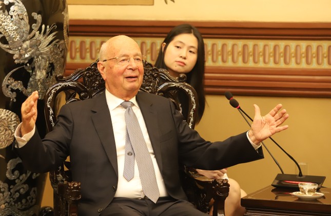 Chủ tịch WEF: 'Tôi sử dụng ChatGPT và công cụ AI rất nhiều'- Ảnh 2. Chủ tịch WEF: 'Tôi sử dụng ChatGPT và công cụ AI rất nhiều'- Ảnh 2.