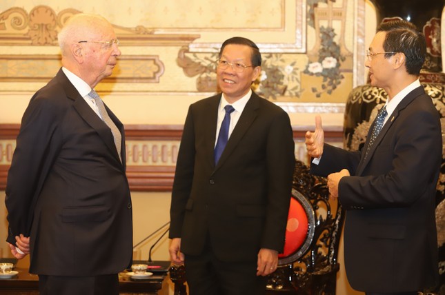 Chủ tịch WEF: 'Tôi sử dụng ChatGPT và công cụ AI rất nhiều'- Ảnh 3. Chủ tịch WEF: 'Tôi sử dụng ChatGPT và công cụ AI rất nhiều'- Ảnh 3.