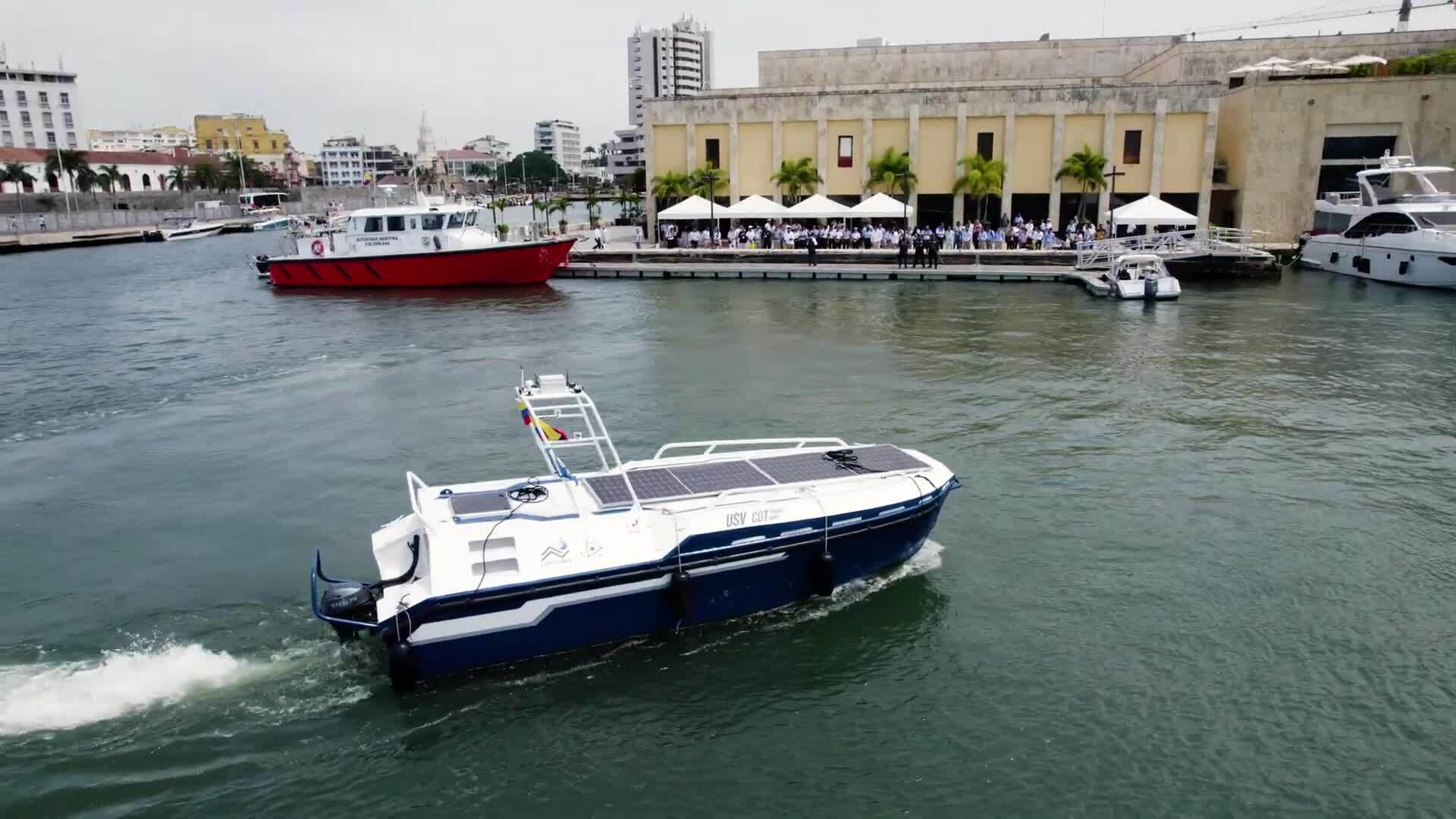 Thuyền tuần tra tự lái chạy bằng điện mặt trời