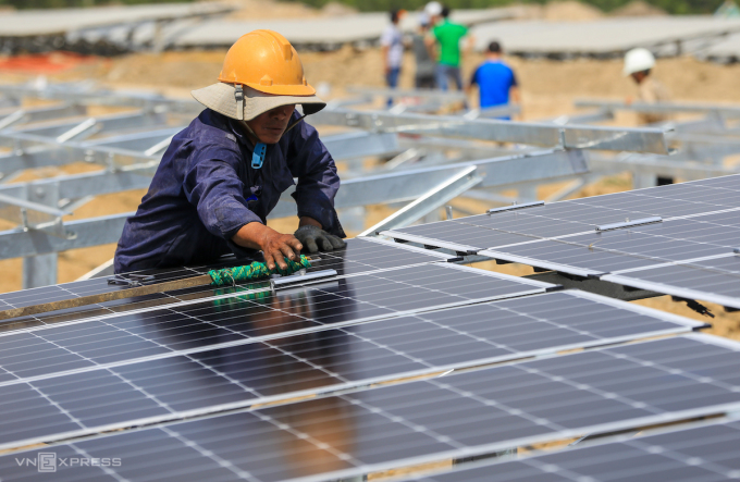 Công nhân lắp đặt, vệ sinh các tấm pin mặt trời tại một dự án ở Ninh Thuận, năm 2019. Ảnh: Quỳnh Trần