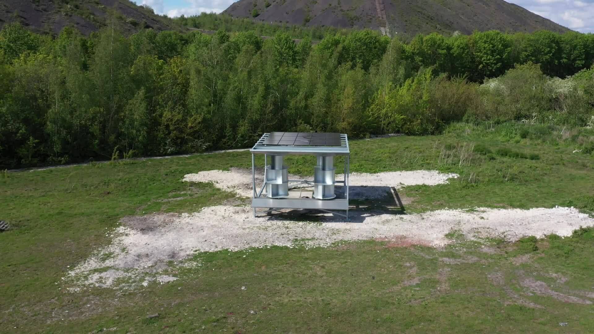 Thiết bị phát điện bằng cả sức gió và quang năng