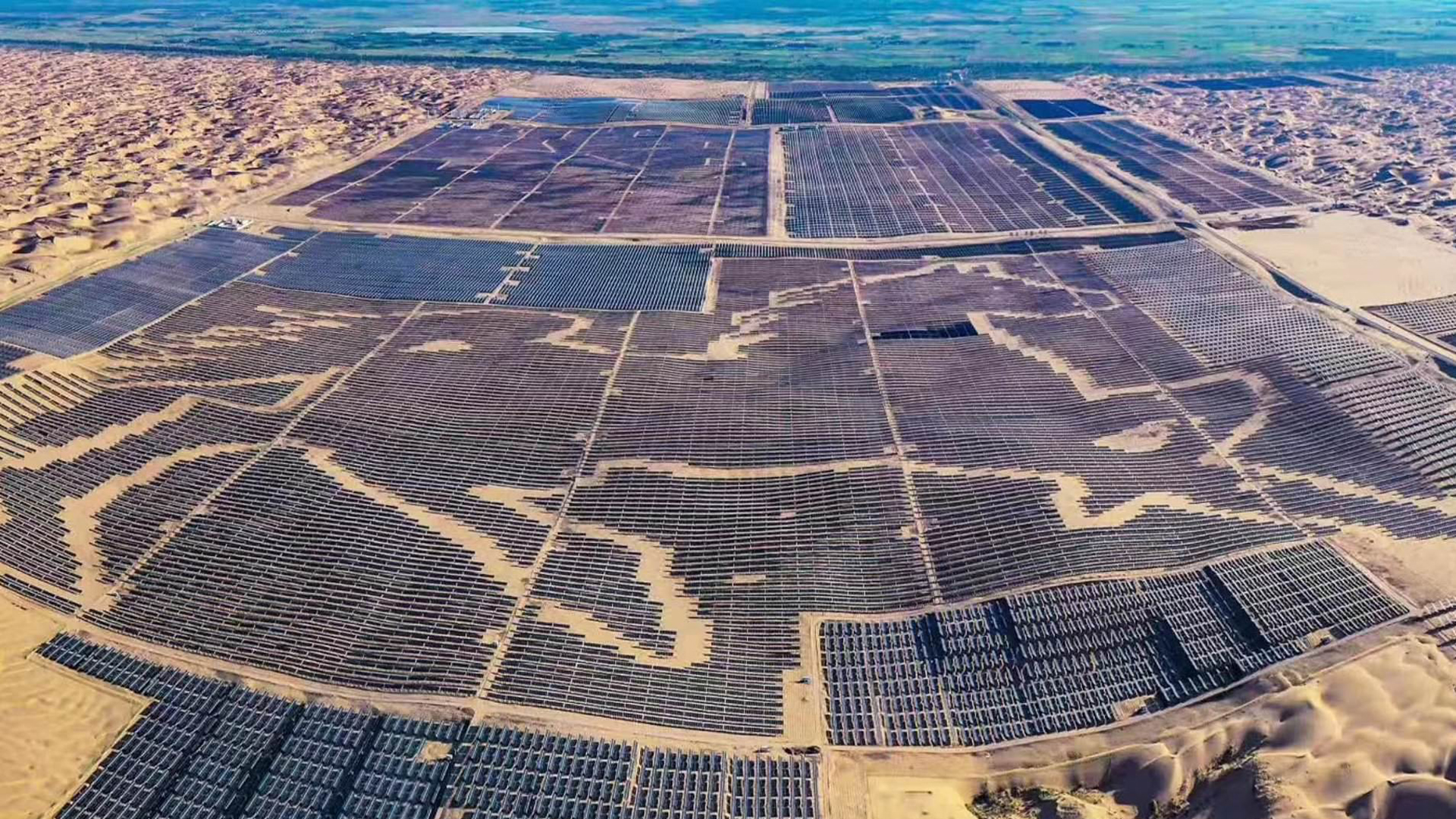 Trang trại điện mặt trời hình con ngựa trên sa mạc