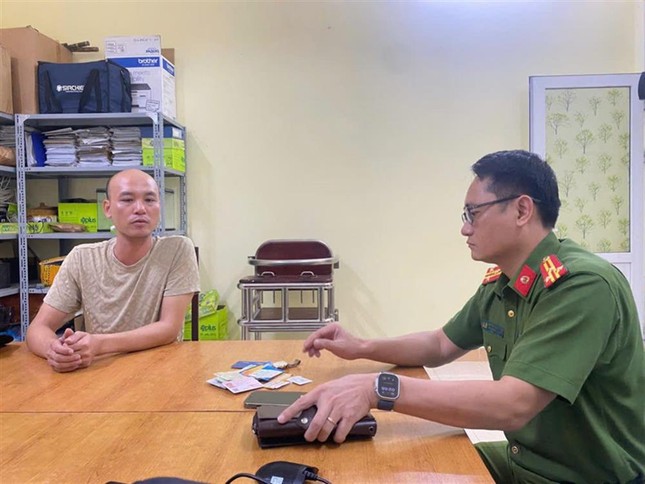 Dùng AI tạo bản tin giả mạo VTV để lừa bán ô tô giá bèo, chiếm đoạt hàng trăm tỷ đồng- Ảnh 1. Dùng AI tạo bản tin giả mạo VTV để lừa bán ô tô giá bèo, chiếm đoạt hàng trăm tỷ đồng- Ảnh 1.