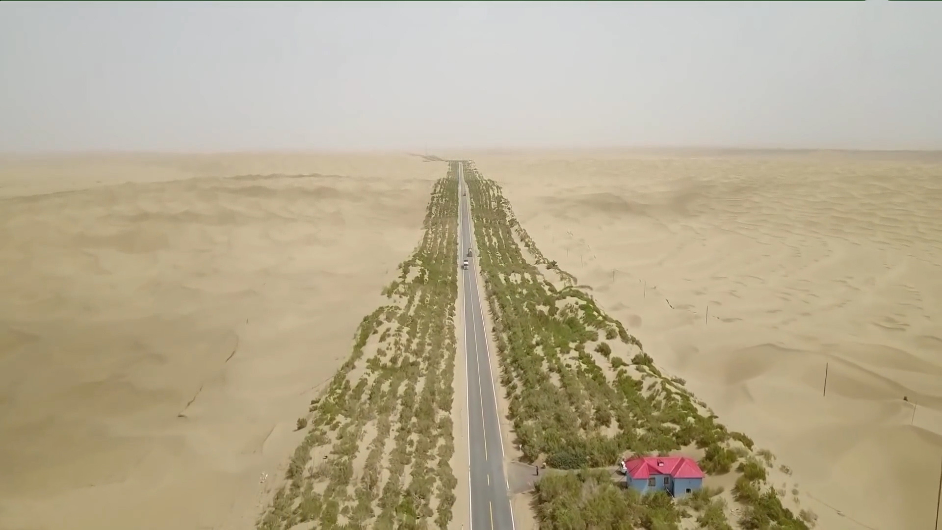 Dùng điện mặt trời bơm nước tưới cây trên sa mạc