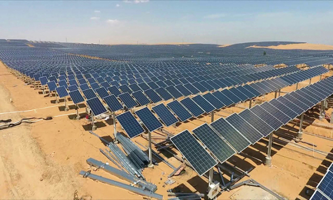Một dự án điện mặt trời trên trên sa mạc Kubuqi của Trung Quốc. Ảnh: Xinhua