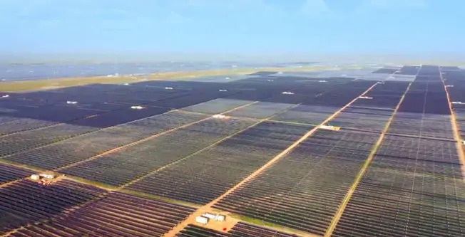 Nhà máy điện mặt trời Huanghe Hydropower Hainan Solar Park. Ảnh: Sungrow