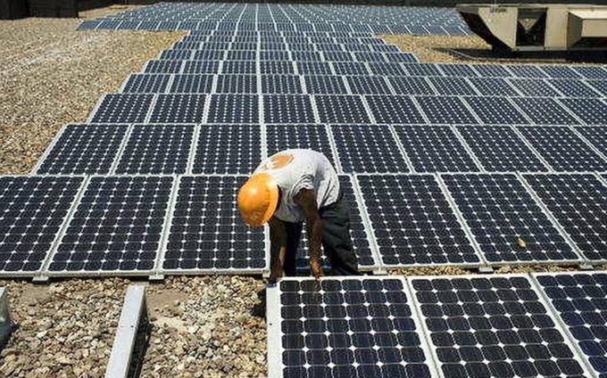 Một công nhân NP Kunta Ultra Mega đang xem xét lại các tấm pin mặt trời vào 2019. Ảnh: The Hindu
