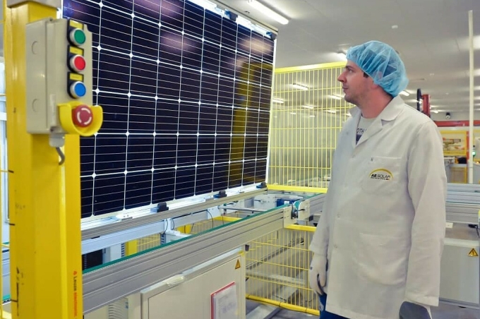 Các tấm môđun PV được AE Solar sản xuất tự động trên dây chuyền công nghệ cao. Ảnh: AE Solar.