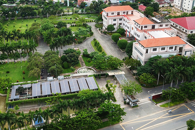 Hệ thống điện mặt trời lắp trong khuôn viên UBND quận 12. Ảnh: Quỳnh Trần.