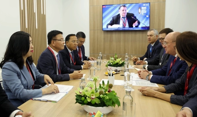 Phó thủ tướng Lê Thành Long tiếp lãnh đạo Tập đoàn Gazprom, ngày 20/6. Ảnh: VGP