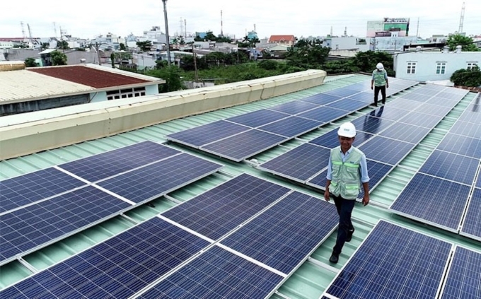 Công nhân lắp đặt điện mặt trời mái nhà tại TP HCM. Ảnh: EVNHCM