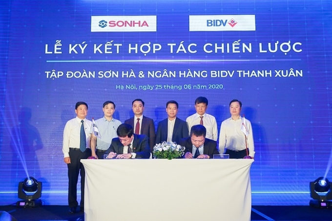 Đại diện Tập đoàn Sơn Hà và ngân hàng BIDV ký hợp tác.
