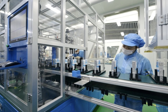 Công nhân một nhà máy sản xuất pin lithium-ion tại Chiết Giang (Trung Quốc). Ảnh: Reuters