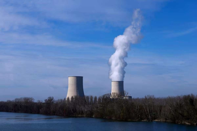 Các tháp làm mát của nhà máy điện hạt nhân Golfech của Electricite de France (EDF) trên bờ sông Garonne, Pháp, ngày 16/2. Ảnh: Reuters