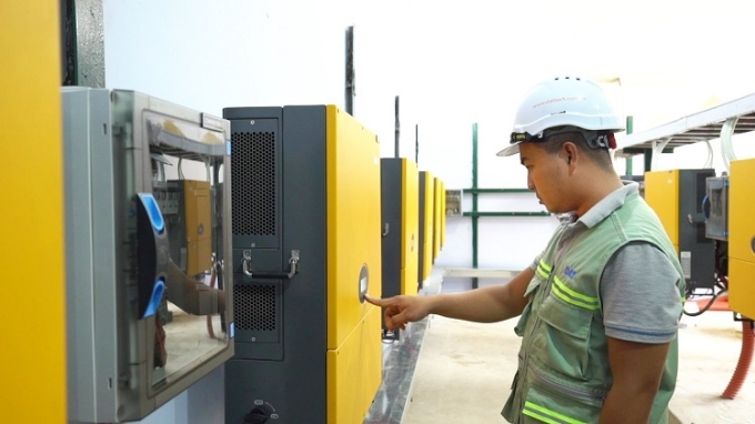 Kỹ sư công ty DAT Solar vận hành hệ thống điện mặt trời.