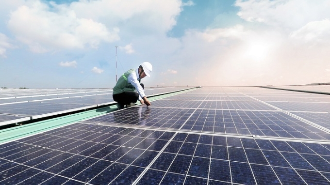 Một kỹ sư của DAT Solar kiểm tra hệ thống điện mặt trời.