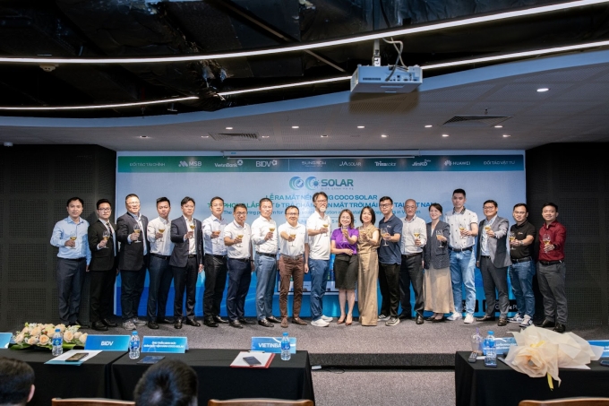 CoCo Solar cùng các đối tác tài chính, đối tác vật tư chúc mừng lễ ra mắt diễn ra thành công.