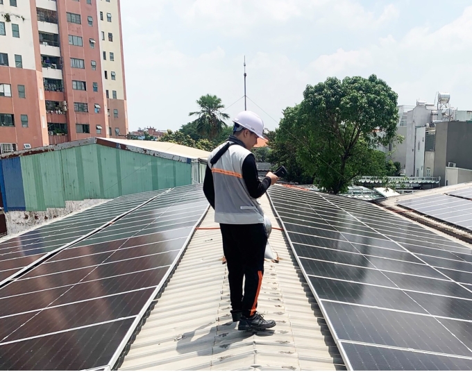 Nhân viên kỹ thuật của Stride đang kiểm tra hệ thống điện mặt trời sau khi lắp đặt Ảnh: Stride