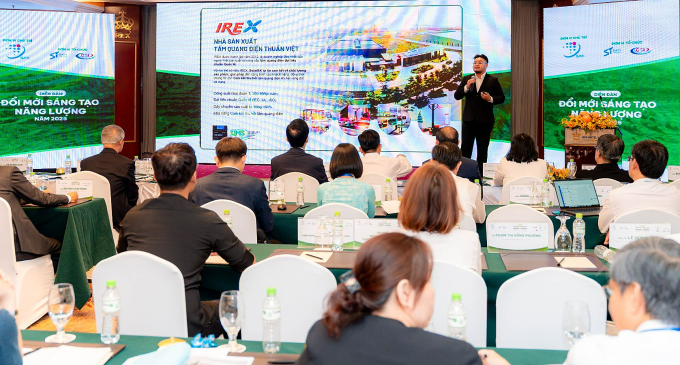 Ông Kỳ Quang Minh, Giám đốc Nghiên cứu và Phát triển Công nghệ SolarBK giới thiệu về mô hình BESS tại sự kiện. Ảnh:Thái Anh